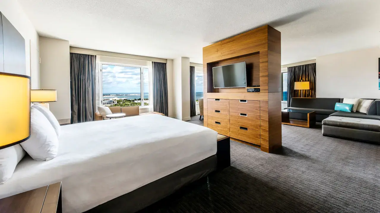 Hyatt-Regency-McCormic-Place-P235-Executive-Suite-Bedroom.16x9 Hyatt-Regency-McCormic-Place-P235-Executive-Suite-Bedroom.16x9